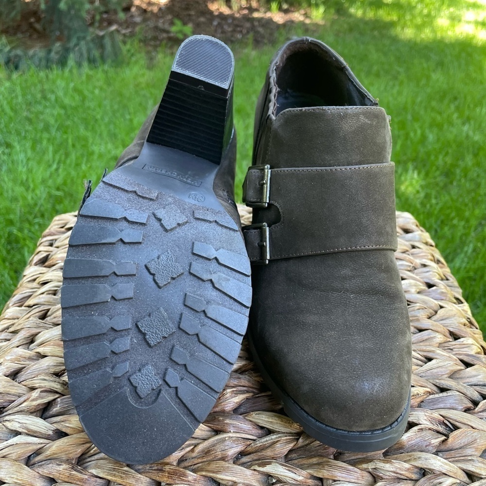 Very Cherry Taupe Suede Double Buckle Ankle Booties Sz 8.5 Block Heel Moto Style - Picture 7 of 8